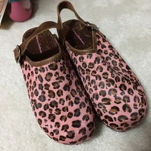Pink leopard clogs